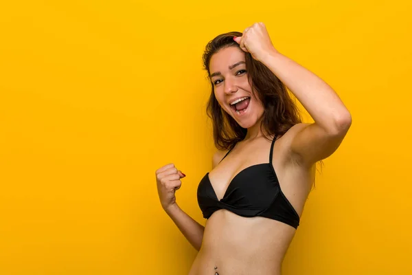 Bikini Giyen Genç Avrupalı Kadın Zaferden Sonra Yumruğunu Kaldırıyor Kazanan — Stok fotoğraf