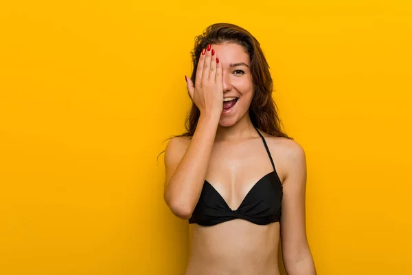 Bikini Giyen Genç Avrupalı Kadın Yüzünün Yarısını Palmiyeyle Örterek Eğleniyor — Stok fotoğraf