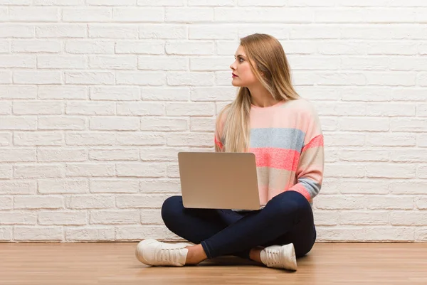 Genç Rus öğrenci kadın yan tarafta oturuyor ve önüne bakıyor.