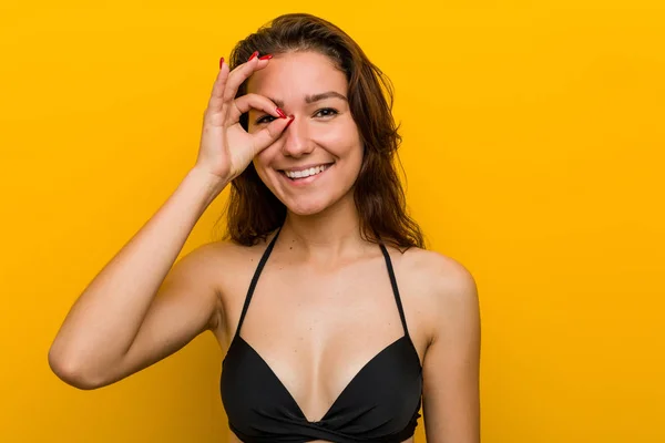 Bikini Giyen Avrupalı Genç Bir Kadın Heyecanlı — Stok fotoğraf