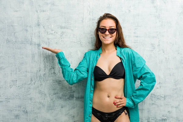 Junge Europäerin Bikini Die Eine Kopie Auf Einer Handfläche Zeigt — Stockfoto
