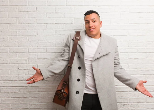 Genç Latin iş adamı şüphe içinde ve omuz silkiyor.