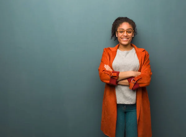 Mavi Gözlü Gülümseyen Gevşemiş Genç Siyah Afrikalı Amerikalı Kız — Stok fotoğraf