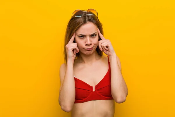 Mujer Caucásica Joven Con Bikini Gafas Sol Enfocadas Una Tarea — Foto de Stock