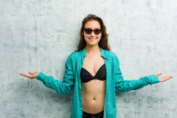 Giovane Donna Europea Bikini Che Mostra Espressione Benvenuto — Foto Stock