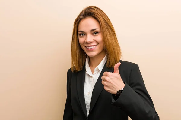 若い白人ビジネス女性笑顔と親指を上げる — ストック写真