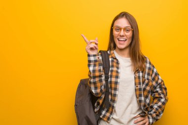 Genç öğrenci kadın parmak ile yan işaret