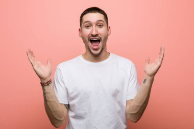 Genç adam şaşırdı ve şok oldu..