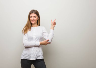 Genç Rus kız parmak ile yan işaret