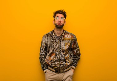 Genç serin yorgun ve bıkkın adam