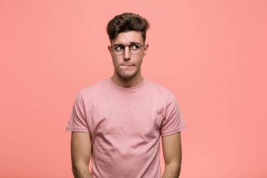 Kafası karışmış, kuşkulu ve güvensiz genç bir beyaz adam..