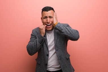 Genç, zarif Latin adam umutsuz ve üzgün.