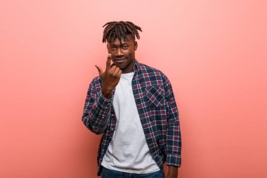 Genç Afrikalı siyah adam seni işaret ediyor sanki daha da yaklaşmış gibi.