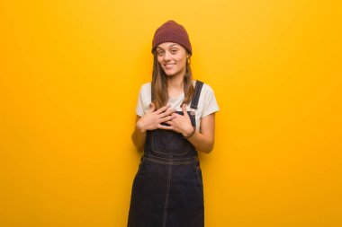 Genç hipster kadın romantik bir jest yapıyor