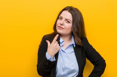 Genç ve beyaz iş kadını seni parmağıyla işaret ediyor. Sanki davet ediliyormuşsun gibi..