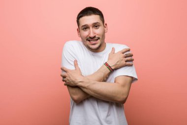 Genç adam düşük ateş ya da hastalık yüzünden üşüyor..