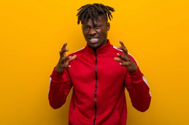 Genç fitness Afrikalı adam gergin elleriyle çığlık atıyor..