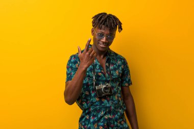 Tatil giysili genç siyah Rasta seni parmağıyla işaret ediyor sanki davet ediyormuş gibi..