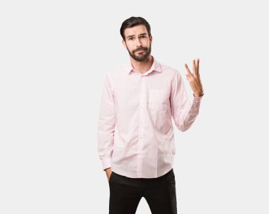 Genç yakışıklı gösteren üçüncü adam