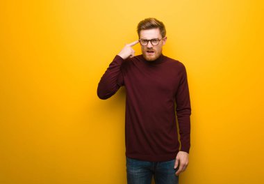 Genç ve zeki bir adam parmaklarıyla hayal kırıklığı jesti yapıyor.