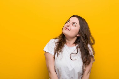 Genç kıvrımlı ve cüsseli kadın hedeflerine ve amaçlarına ulaşmayı hayal ediyor.