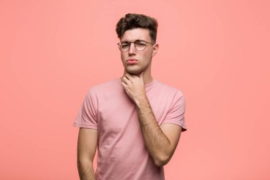 Kafkasyalı genç bir adam virüs ya da enfeksiyon yüzünden boğaz ağrısı çekiyor..