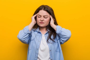 Genç Curvy artı boyutu kadın dokunmadan tapınaklar ve sahip baş ağrısı.