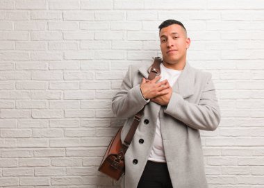 Genç latin iş adamı romantik bir jest yapıyor