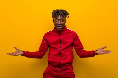 Genç fitness Afrikalı adam hoş bir yüz ifadesi sergiliyor.