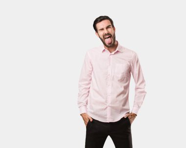 Yakışıklı delikanlı huni ve dostça gösteren dil