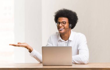Genç telemarketer siyah adam tutan bir şey ile el
