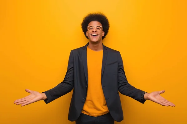 Young Business African American Man Een Oranje Muur Die Uitnodigt — Stockfoto