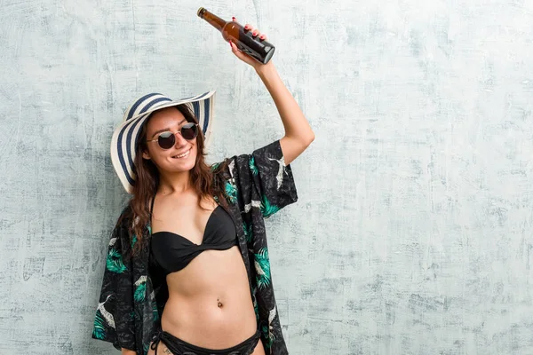 Genç Avrupalı Kadın Bikini Giyiyor Bira Içiyor — Stok fotoğraf