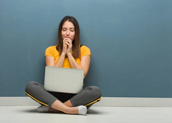 Молодая Женщина Сидит Полу Ноутбуком Молиться Счастливым Уверенным — стоковое фото