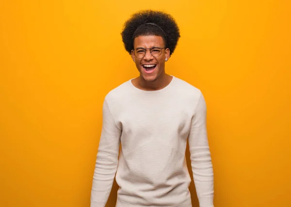 Jovem Afro Americano Sobre Uma Parede Laranja Gritando Muito Irritado — Fotografia de Stock