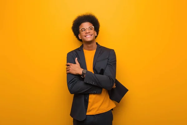 Jovem Empresário Afro Americano Homem Sobre Uma Parede Laranja Sorrindo — Fotografia de Stock