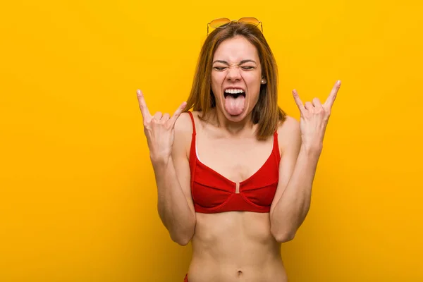 Mujer Caucásica Joven Con Bikini Gafas Sol Mostrando Gesto Roca — Foto de Stock