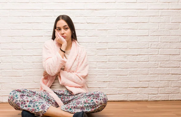 Jonge Vrouw Dragen Pyjama Moe Zeer Slaperig — Stockfoto