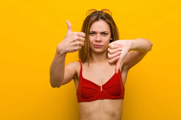 Giovane Donna Caucasica Che Indossa Bikini Occhiali Sole Mostrando Pollici — Foto Stock