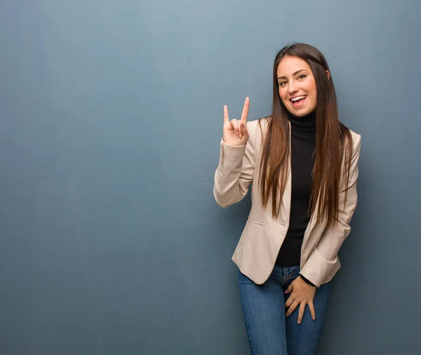 Joven Mujer Negocios Haciendo Gesto Rock —  Fotos de Stock