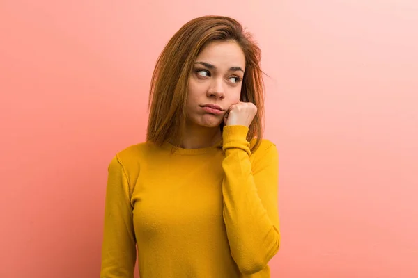 Joven Bonita Mujer Joven Que Siente Triste Pensativo Mirando Espacio — Foto de Stock