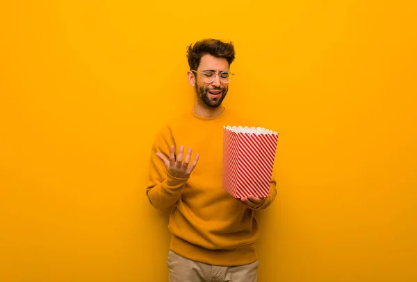 Giovane Che Tiene Popcorn Molto Spaventati Spaventati — Foto Stock