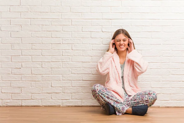 Jonge Vrouw Pyjama Die Oren Bedekt Met Handen — Stockfoto