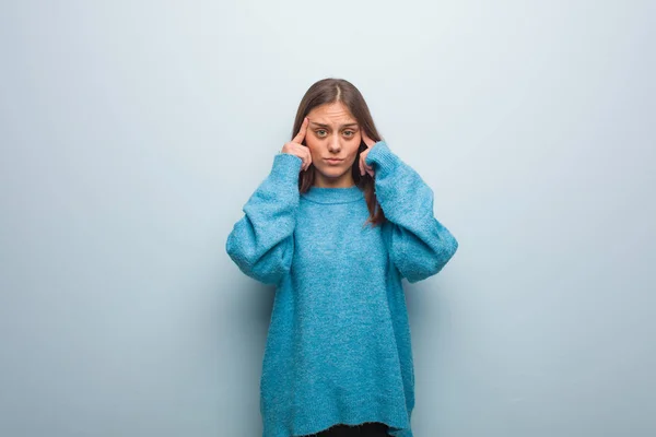 Jovem Mulher Bonita Vestindo Uma Camisola Azul Fazendo Gesto Concentração — Fotografia de Stock