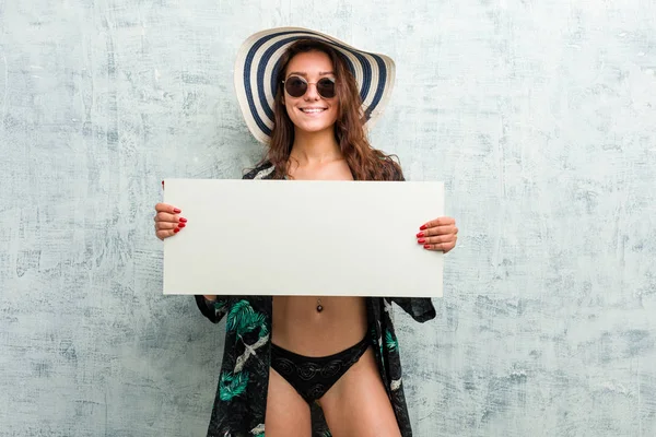Bikini giyen ve pankart tutan Avrupalı genç bir kadın. — Stok fotoğraf