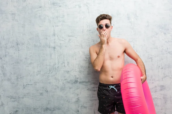 Junger Mann Mit Rosa Aufblasbarem Donut Und Badeanzug Angst Und — Stockfoto