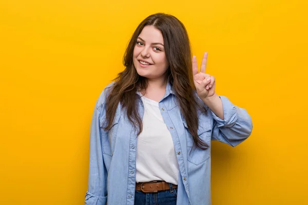 Jovem Curvilínea Size Mulher Mostrando Sinal Vitória Sorrindo Amplamente — Fotografia de Stock