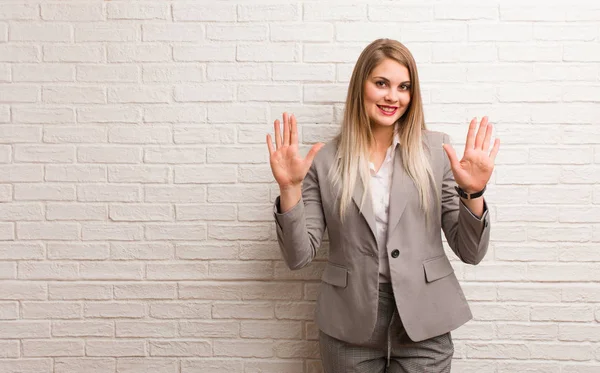 Jovem Mulher Negócios Russa Mostrando Número Dez — Fotografia de Stock