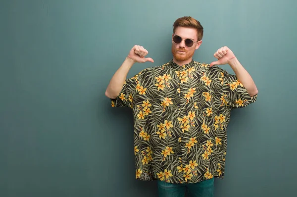 Junger Rothaariger Mann Exotischer Sommerkleidung Zeigt Mit Dem Finger Beispiel — Stockfoto