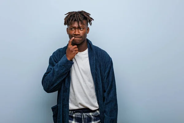 Jonge Afrikaanse Zwarte Man Draagt Een Pyjama Die Zijwaarts Kijkt — Stockfoto